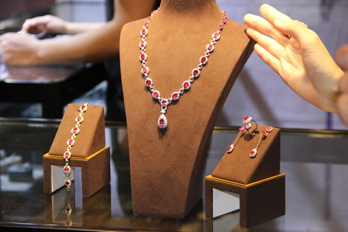 第34屆成都珠寶首飾展覽會暨工藝品展火爆開幕，璀璨盛宴引領(lǐng)珠寶新風(fēng)尚